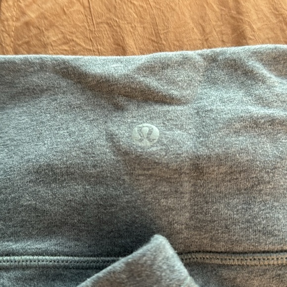 Women’s Lululemon Fleece leggings. Size 6 - Picture 4 of 5